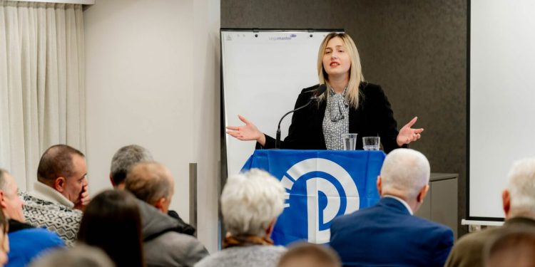 Ina Zhupa me shqiptarë në Athinë: Vota juaj mundëson rotacionin!