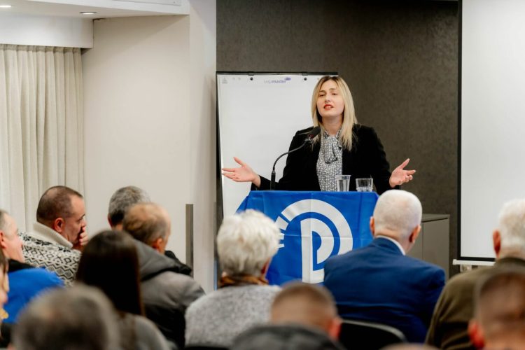 Ina Zhupa me shqiptarë në Athinë: Vota juaj mundëson rotacionin!