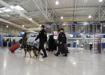 Gruaja shqiptare kapet me drogë në aeroportin e Athinës