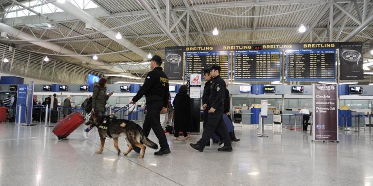 Gruaja shqiptare kapet me drogë në aeroportin e Athinës
