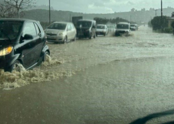 Moti i keq godet Greqinë, rrugët kthehen në lumenj