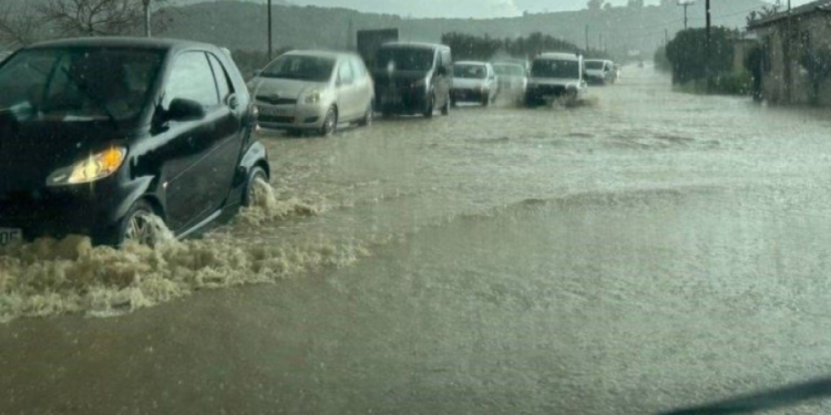 Moti i keq godet Greqinë, rrugët kthehen në lumenj