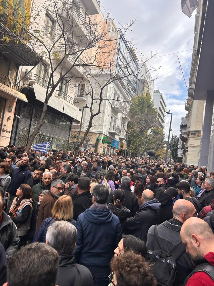 Tragjedia në Tempe/Paralizohet Greqia, mijëra punonjës në grevë