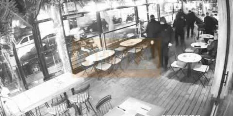 Goditet banda e shqiptarëve, shihni si iu vendosnin gjoba bizneseve në Athinë (VIDEO)