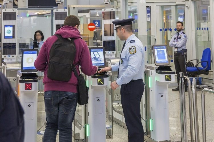 Gruaja shqiptare kapet me drogë në aeroportin e Athinës