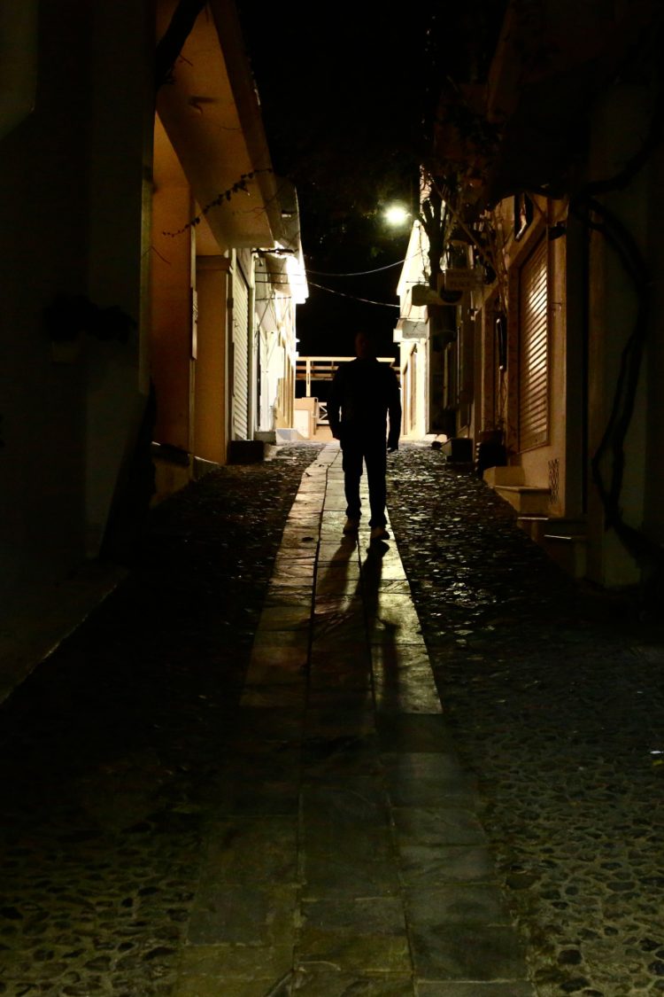 Natë ankthi në Santorini: 7 tërmete mbi 4 ballë brenda një ore. Ishulli braktiset masivisht (FOTO)