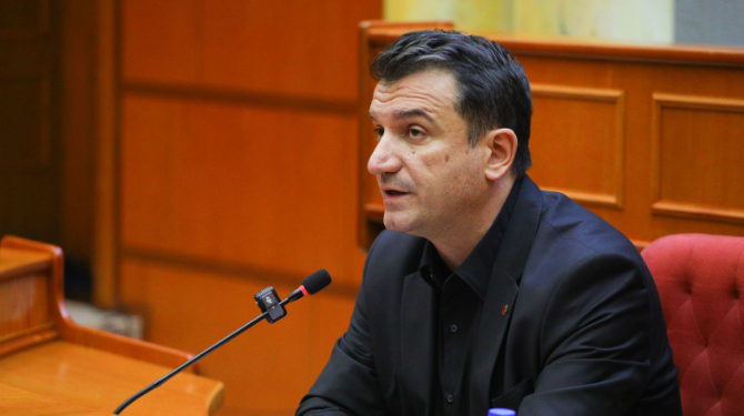 “Lëpirës i paepur dhe i fandaksur”, Veliaj sulmon sërish prokurorin e SPAK: I devijuar nga trutë e kokës në mision për llogari të një fundërrine me emrin Sali