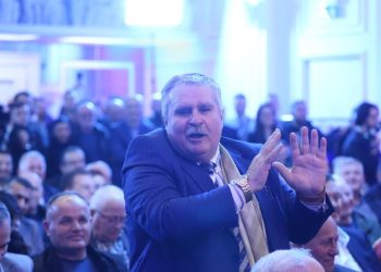 Berisha porosi Kujtim Gjuzit: Jepja ato mustaqe Edi Ramës, se çmendet pas mustaqeve të tua