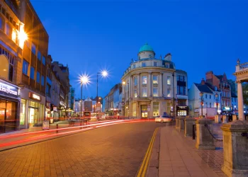 Përplasi me makinë çiftin pasi mori hakun e partneres, dënohet me burg shqiptari në Angli (Emri)