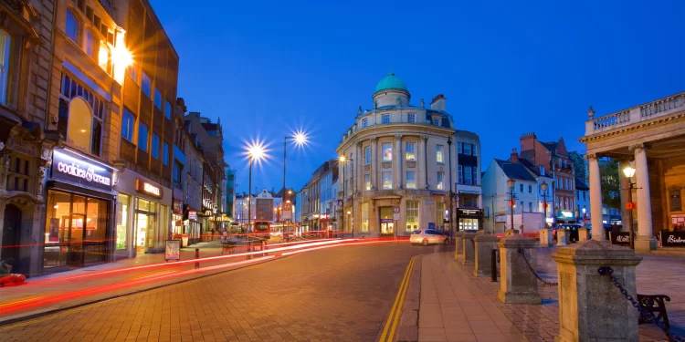 Përplasi me makinë çiftin pasi mori hakun e partneres, dënohet me burg shqiptari në Angli (Emri)