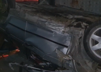 “BMW” përmbyset pas përplasjes me karrocën, dy të plagosur (VIDEO)