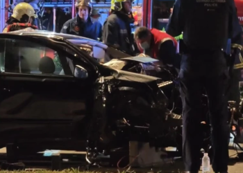 Aksident në Greqi/ I riu me patentë shqiptare përplaset me shtyllën