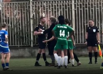 Koço Kokëdhima nuk duron më, futet në fushën e lojës dhe përplaset me arbitrat (VIDEO)