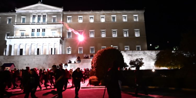 Athina sërish në flakë, mijëra grekë rrethojnë Parlamentin