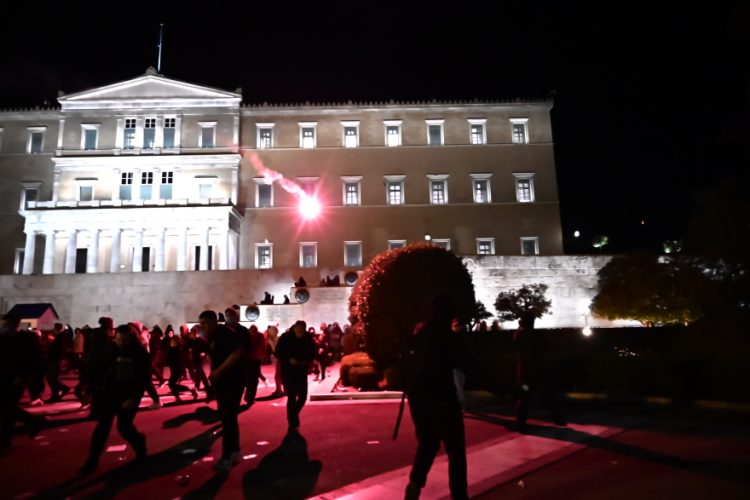 Athina sërish në flakë, mijëra grekë rrethojnë Parlamentin