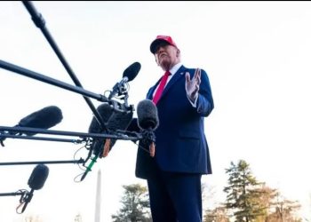 Trump tallet me Zelenskyn: “I forti i madh”, do të vazhdojë luftën. Le ta bëjë i vetëm