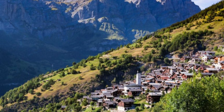 25 mijë euro për person nëse vendosni për të jetuar në këtë fshat në Zvicër