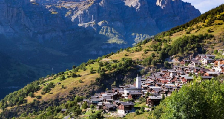 25 mijë euro për person nëse vendosni për të jetuar në këtë fshat në Zvicër