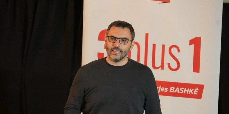 Arlind Qori dorëzon në KQZ listat, kush është kandidati për deputet në Gjirokastër