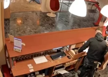 Terrorizonte me armë punonjësit e bizneseve në Athinë dhe i grabiste, arrestohet shqiptari (VIDEO)