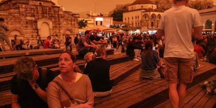 Pluhuri Saharasë mbulon Athinën