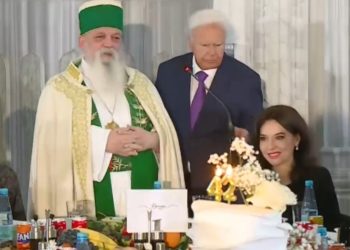 Baba Mondi surprizë Elisa Spiropalit për ditëlindje: Të na nxjerrësh ligje të ëmbla