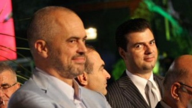 Vlonjatët i kërkuan tram, Rama shkëmben batuta me Bashën: Ec aty Agapi Mou, Sagapo! Ne mezi e kishim prit atë tram