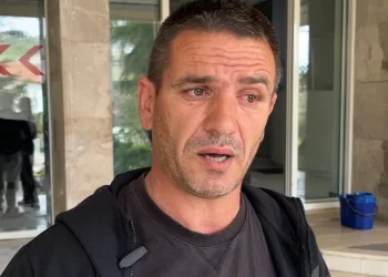 Babai i 17-vjeçarit të plagosur me thikë në Sarandë: Konflikti ka nisur më herët, nga frika na tha se kishte rënë nga shkallët