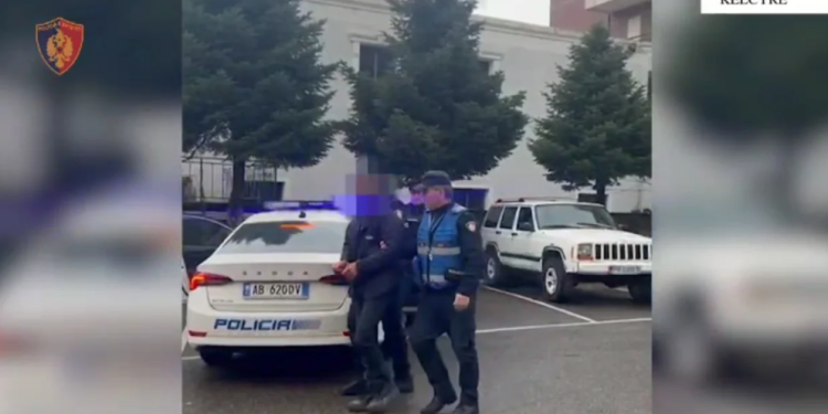 Mbante armë në banesë, arrestohet një burrë në Këlcyrë (VIDEO)