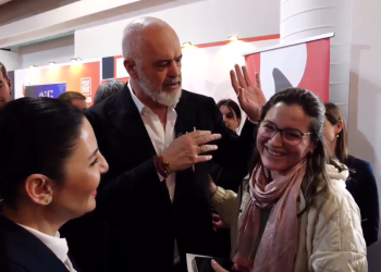 “Punoj shefe kuzhine e kam rrogën 900 euro”, Rama habitet me gruan shqiptare në Athinë: Lere punën, mos shko më te grekët. Në Shqipëri do marrësh minimumi 3 mijë euro