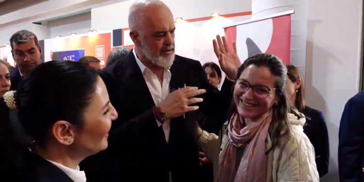 “Punoj shefe kuzhine e kam rrogën 900 euro”, Rama habitet me gruan shqiptare në Athinë: Lere punën, mos shko më te grekët. Në Shqipëri do marrësh minimumi 3 mijë euro