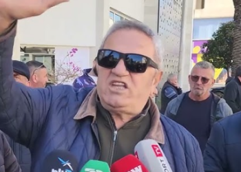 Protestojnë taksistët në Sarandë: Licenca pa kriter për kompanitë e taksive elektrike