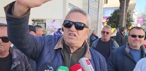 Protestojnë taksistët në Sarandë: Licenca pa kriter për kompanitë e taksive elektrike