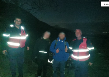 Gjirokastër, policia iu vjen në ndihmë dy turistëve gjermanë. Kishin humbur në fshatin Labovë e Madhe (VIDEO)