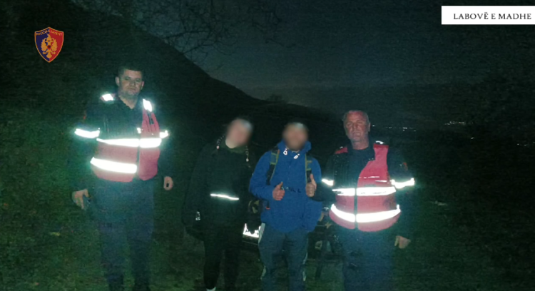 Gjirokastër, policia iu vjen në ndihmë dy turistëve gjermanë. Kishin humbur në fshatin Labovë e Madhe (VIDEO)