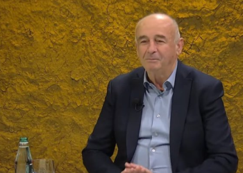Vasil Llajo: Nëse nuk futemi ne intelektualët në politikë, do na komandojnë injorantët!