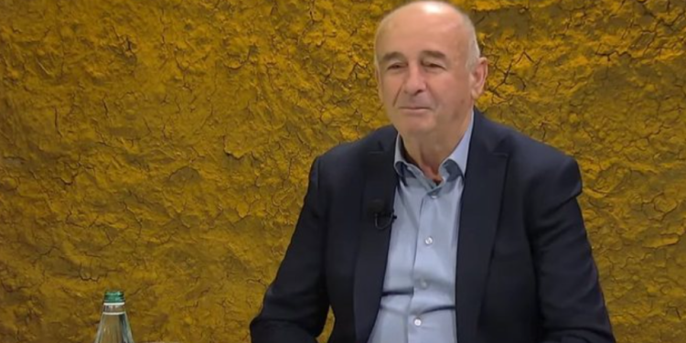 Vasil Llajo: Nëse nuk futemi ne intelektualët në politikë, do na komandojnë injorantët!