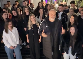 “Shkrihet” Forumi Rinor i PD në Vlorë, shfaqen me Edi Ramën dhe kandidatët e PS (VIDEO)