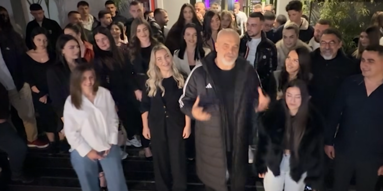 “Shkrihet” Forumi Rinor i PD në Vlorë, shfaqen me Edi Ramën dhe kandidatët e PS (VIDEO)