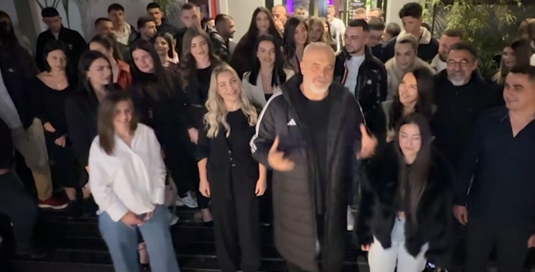 “Shkrihet” Forumi Rinor i PD në Vlorë, shfaqen me Edi Ramën dhe kandidatët e PS (VIDEO)