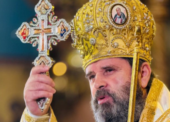 Kryepeshkopi Joan: Mos e braktisni Shqipërinë pasi është e pamundur të duash Perëndinë dhe mos të duash vendin që të ka lindur…