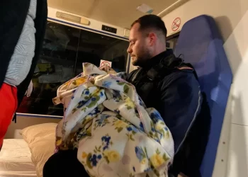 Çmenduri në Vlorë, nëna përplas disa herë në tokë foshnjën e saj 5 muajshe (FOTO)