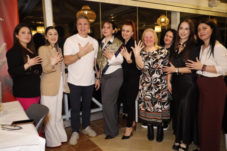 Gjiknuri takim me gratë e vajzat e rrethit të Sarandës: Vota për PS, garanci për të ardhmen