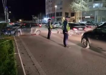 Nuk i ndalon policisë, “Benzi” merr përpara disa makina në Vlorë (FOTO)
