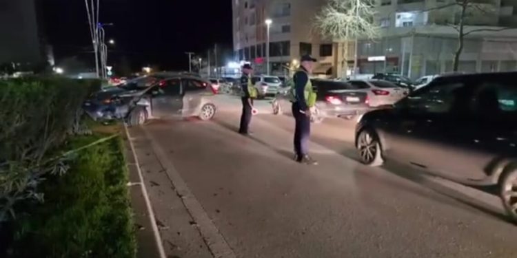 Nuk i ndalon policisë, “Benzi” merr përpara disa makina në Vlorë (FOTO)