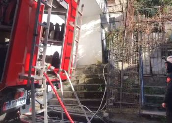 Zjarr në një pallat në Gjirokastër, nis evakuimi i banorëve