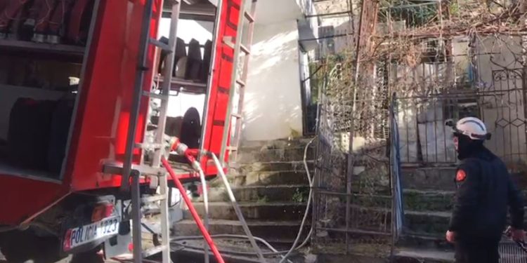 Zjarr në një pallat në Gjirokastër, nis evakuimi i banorëve