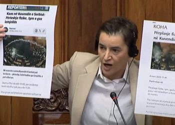 Kaosi në Parlamentin serb, kryeparlamentarja Bërnabiç: Po kënaqni shqiptarët dhe terroristin Kurti (VIDEO)