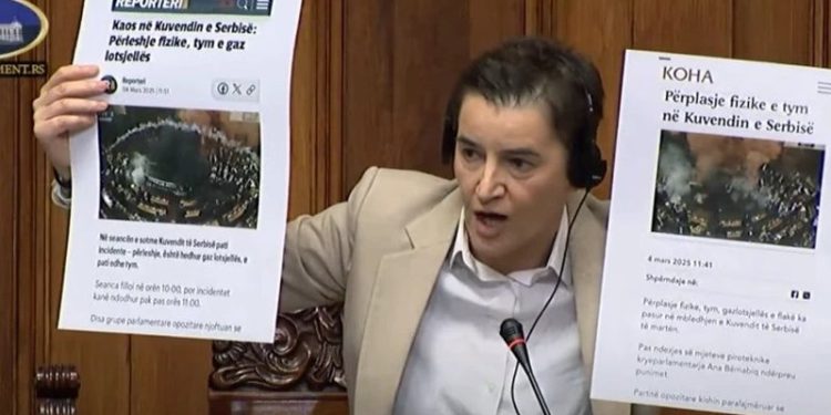 Kaosi në Parlamentin serb, kryeparlamentarja Bërnabiç: Po kënaqni shqiptarët dhe terroristin Kurti (VIDEO)