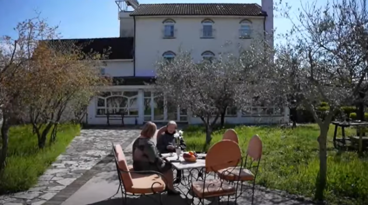 Aktorja e madhe Tinka Kurti pranon se jeton në… azil për të moshuarit (FOTO)